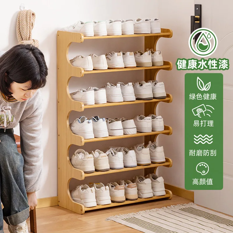 Dormitório de madeira com sapateira simples ocupa uma pequena área e coloque uma entrada multicamadas à prova de poeira na porta da casa