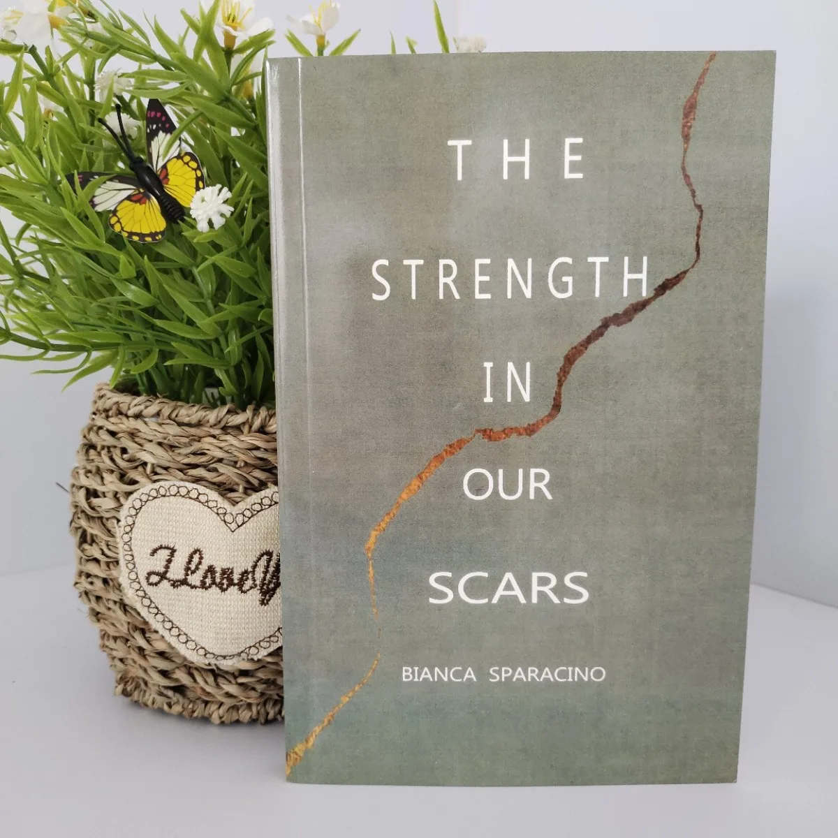 Siła naszych blizn autorstwa Bianca Sparacino |   Siła w bliznach: emocjonalny rozwój, refleksja własnościę ze sobą, angielska książka inspiracyjna