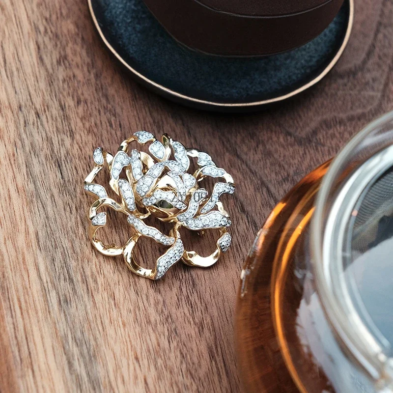 Broche chapado en oro de peonía hueca, Pin de diseño chino con incrustaciones de circón, broche para Collar femenino, regalo para mamá