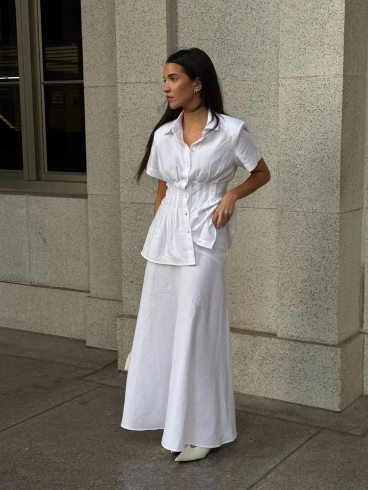 

Белый льняно-хлопковый комплект: юбка А-силуэта и рубашка с длинным рукавом, V-образным вырезом, однобортная, с завышенной талией. Женский праздничный наряд 2026.