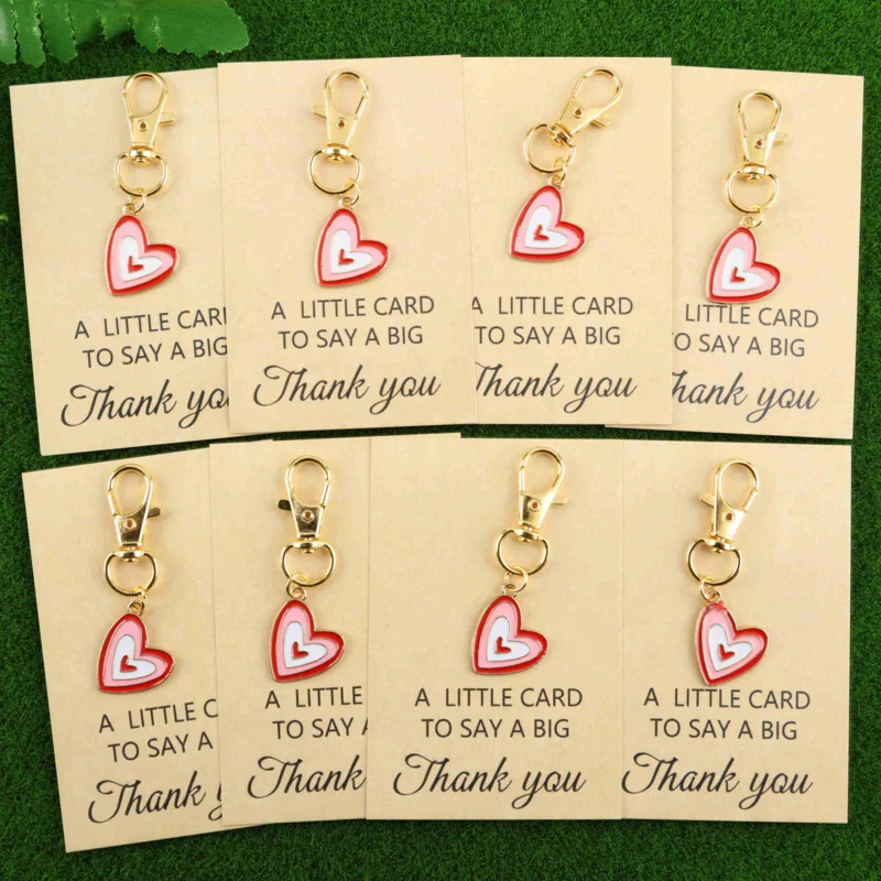 Juego de 8 llaveros con forma de corazón rosa, accesorios decorativos de aleación de zinc. La pequeña tarjeta transmite un gran agradecimiento, llena de amor y cariño.