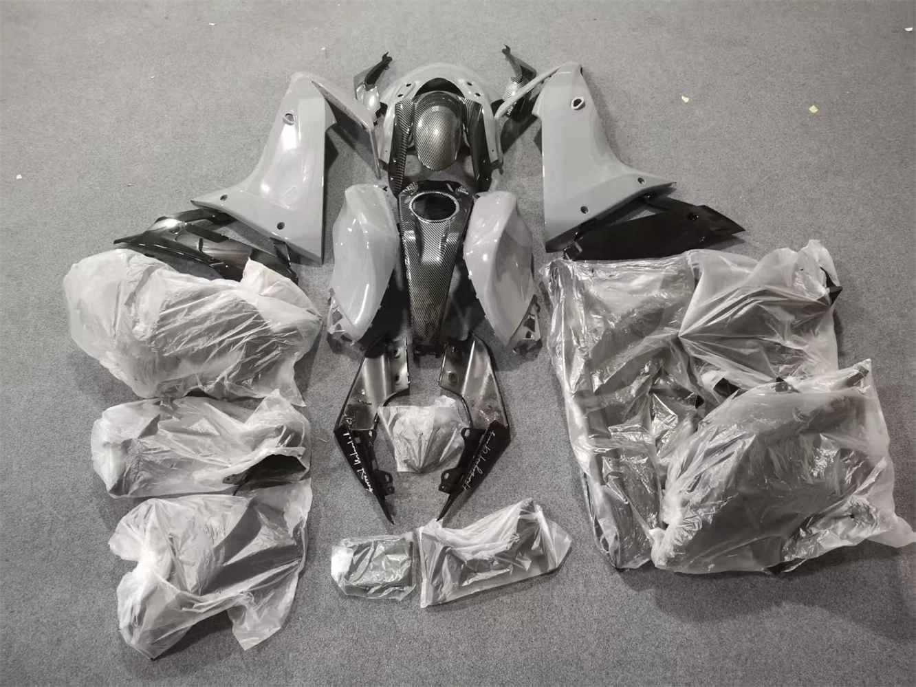 The motorcycle fairing kit is suitable for R15 2019 2020 2021 2022 2023 2024 R125 19 20 21 22 23 motorcycle housing