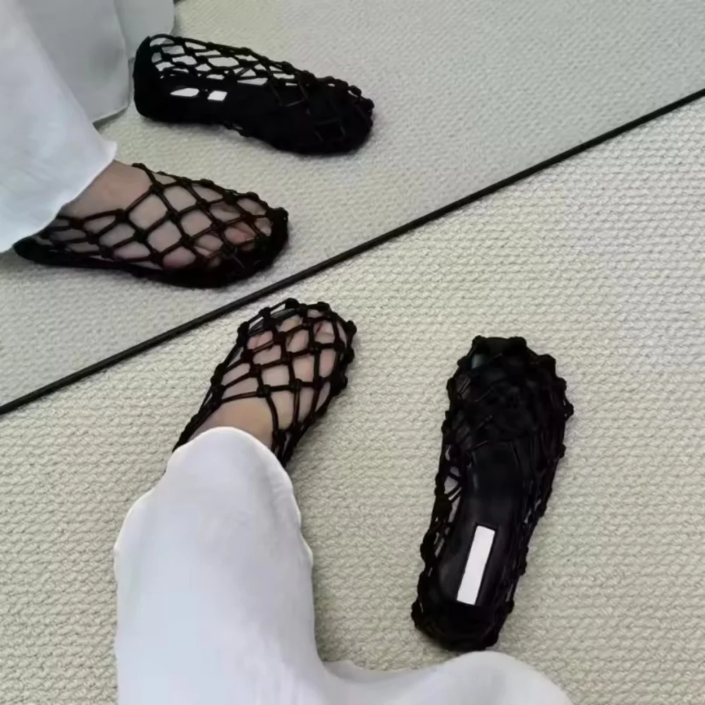 

Тканые сетчатые туфли на плоской подошве с круглым носком. Женские летние сандалии с круглым носком на плоской подошве красного и белого цвета.