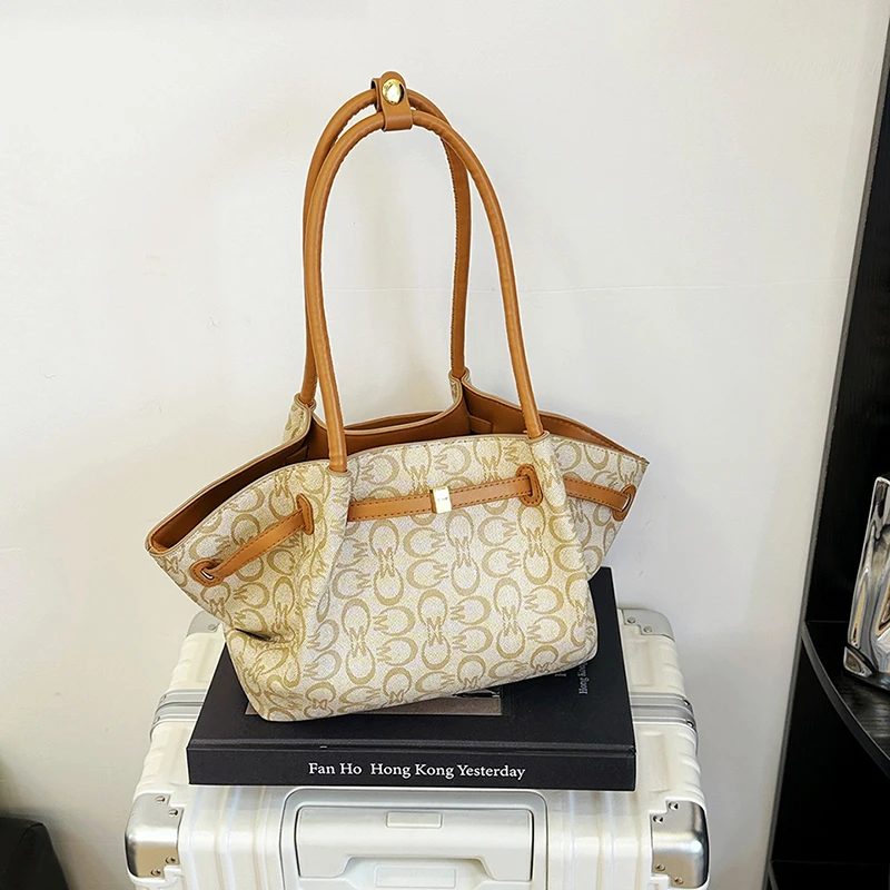 

Classic Simple High-End Messenger Bag for Women in Vintage Leather with Fashionable Logo and Commuter Use