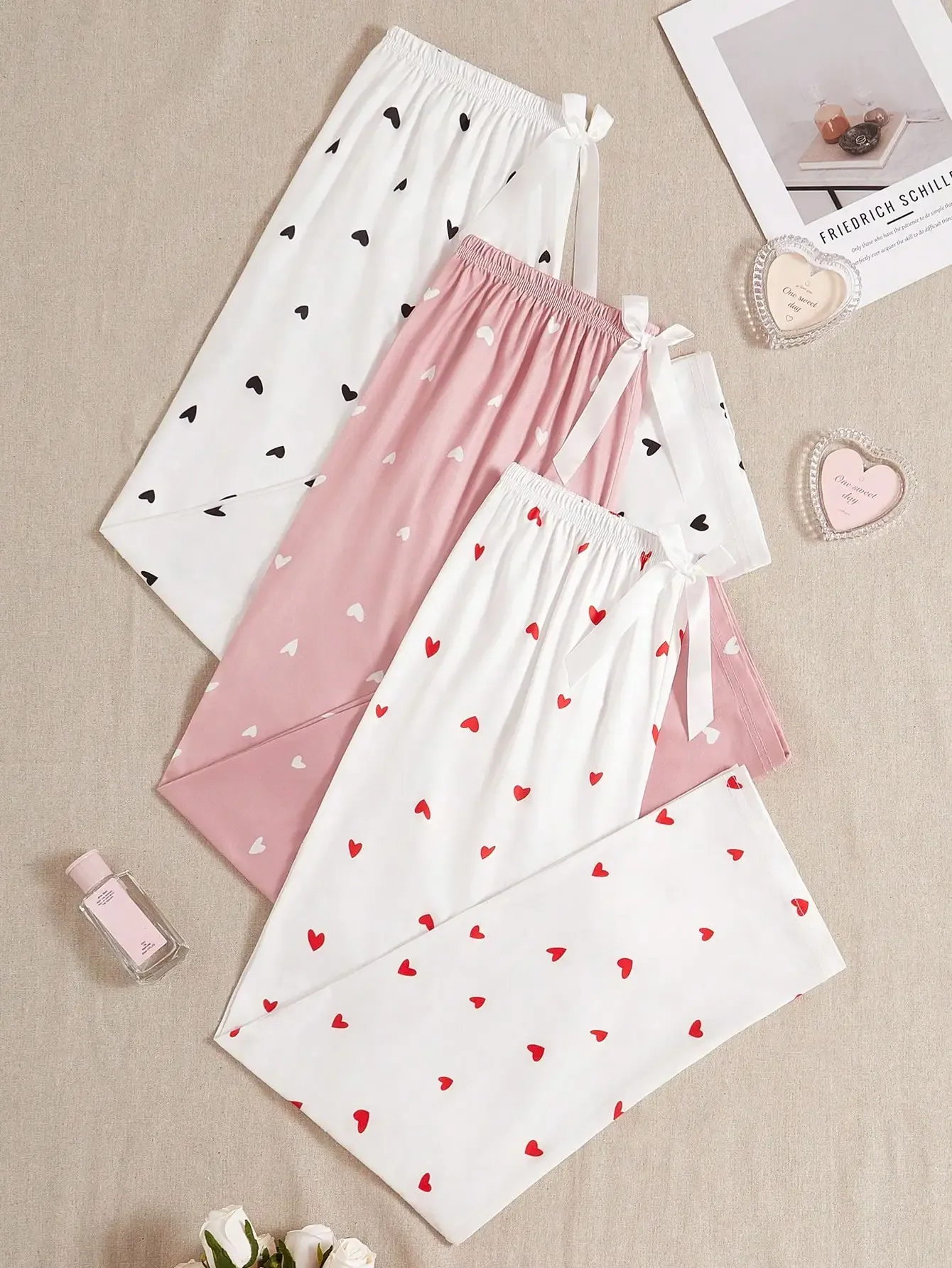 

Комплект из 3-х предметов: женские длинные пижамные брюки с принтом в виде сердечек - мягкая хлопковая ткань