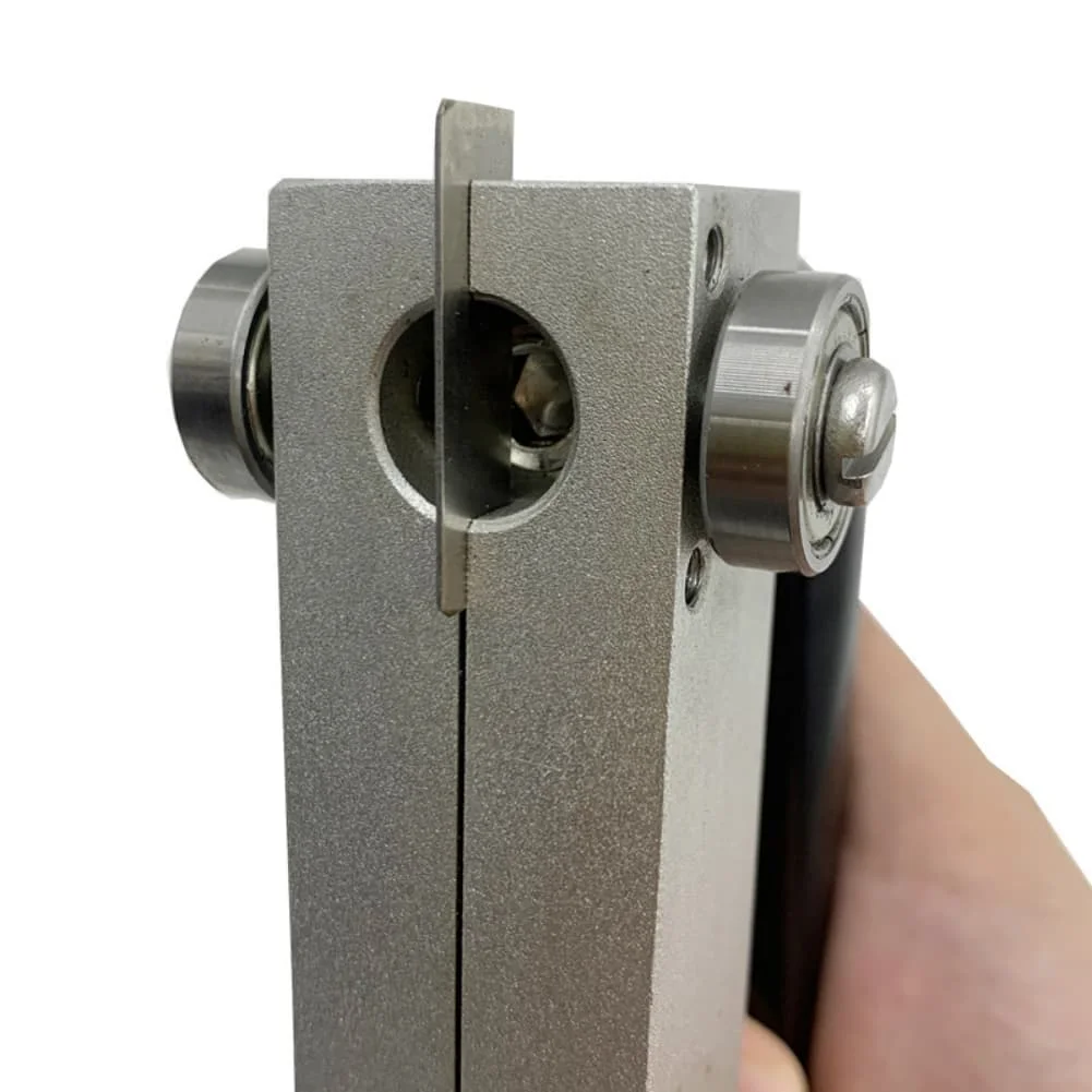 

Высокоэффективный инструмент для обработки канавок из ПВХ с двунаправленным направляющим колесом для прорезывания прямых швов на пластиковом полом