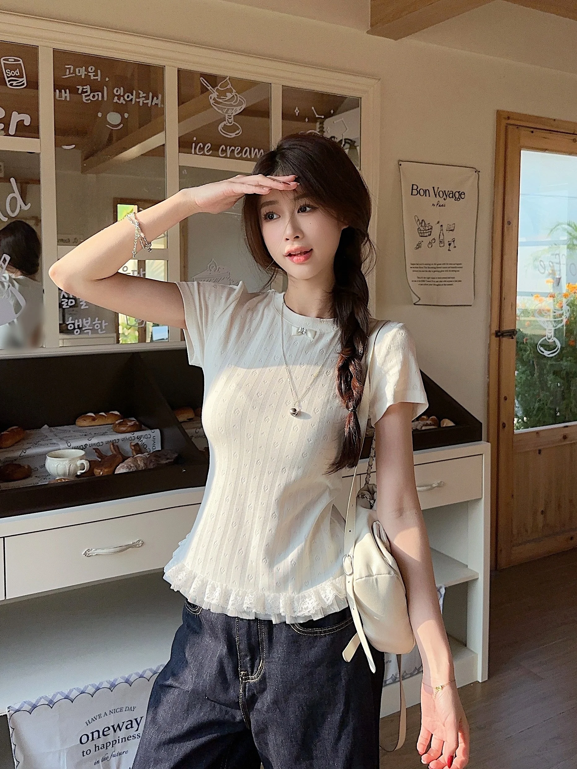 Camiseta de Verão Feminina Slim Fit com Estampa de Coração em Renda Coreana