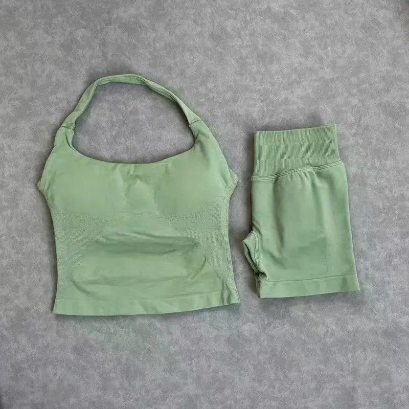 Sportset voor dames zonder logo, 2-delig: topje zonder rug en high waist scrunch seamless shorts. Sportpak, gymset, sportkleding, workoutset.