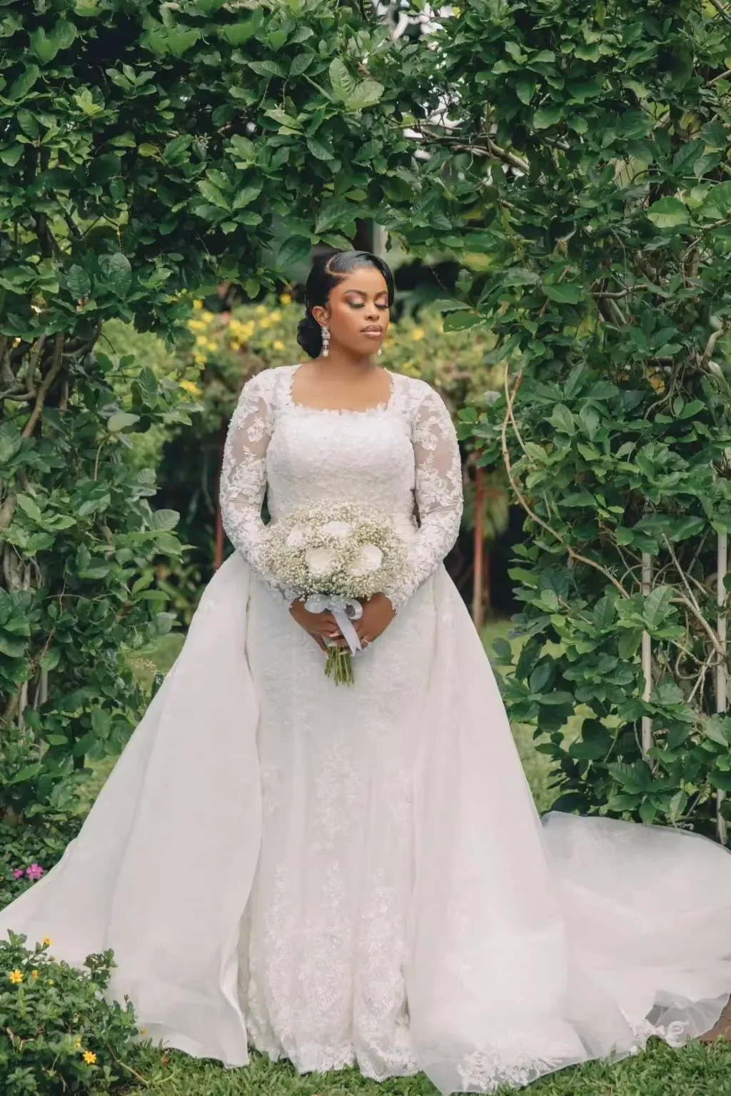 Dostosowana elegancka suknia ślubna syrenka z kwadratowym dekoltem i koronkowymi aplikacjami dla panny młodej z pełnym rękawem Garden Plus Size Vestido De Noiva