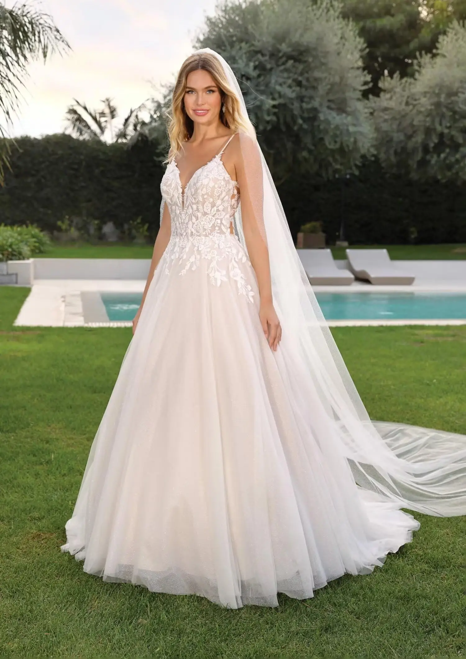 

Lace Wedding Dresses for Bride Boho A-Line Tulle Bridal Dresses for Bride Sleeveless White Wedding Gowns with Train for Women