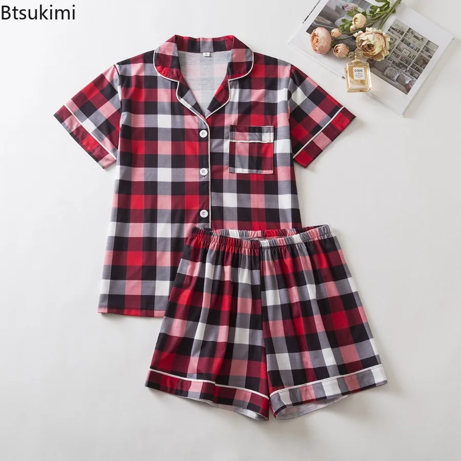 2026 أطقم بيجامات نسائية صيفية لعيد الميلاد منقوشة وياقة مقلوبة وأكمام قصيرة قميص شورت مكون من قطعتين ملابس نوم فضفاضة غير رسمية