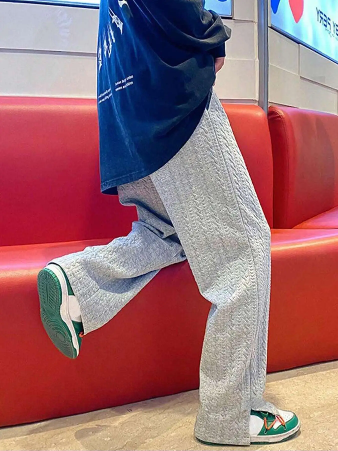 Herren Casual Minimalistische Jogginghose mit Buchstabendruck, Geteilter Saum, Strukturierter Jacquard-Stoff, Kordelzug am Bund, Komfortabler Schnitt – Detail 26
