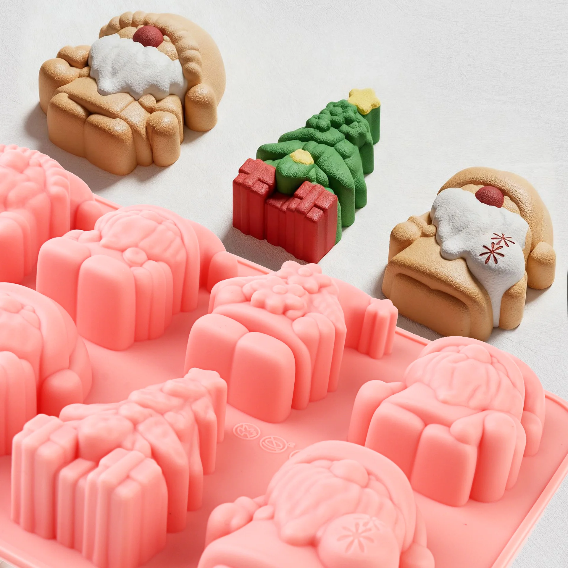 Silikonformen mit Weihnachtsmann- und Weihnachtsbaummotiv, entworfen für Weihnachtsbackwaren, eignen sich zum Herstellen von Mousse, Pudding, Schokolade oder anderen festlichen Desserts. Die Form besteht aus lebensmittelechtem Silikonmaterial, ist sicher und hitzebeständig, weist eine einfache Entformung auf und das fertige Produkt ist dreidimensional und exquisit, geeignet für den direkten Einsatz als Weihnachtsdekoration oder als Geschenk. – Detail 3