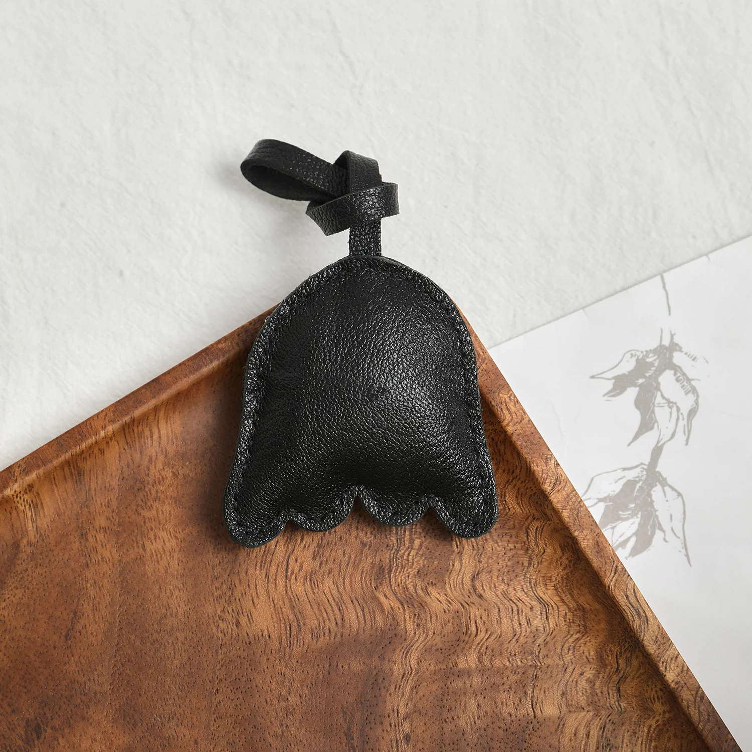 Handgefertigter Leder-Geister-Taschenanhänger mit lustigen großen Augen – weicher Hängegurt als Accessoire für Canvas-Tragetaschen, Handtaschen und Autoschlüssel – Detail 5