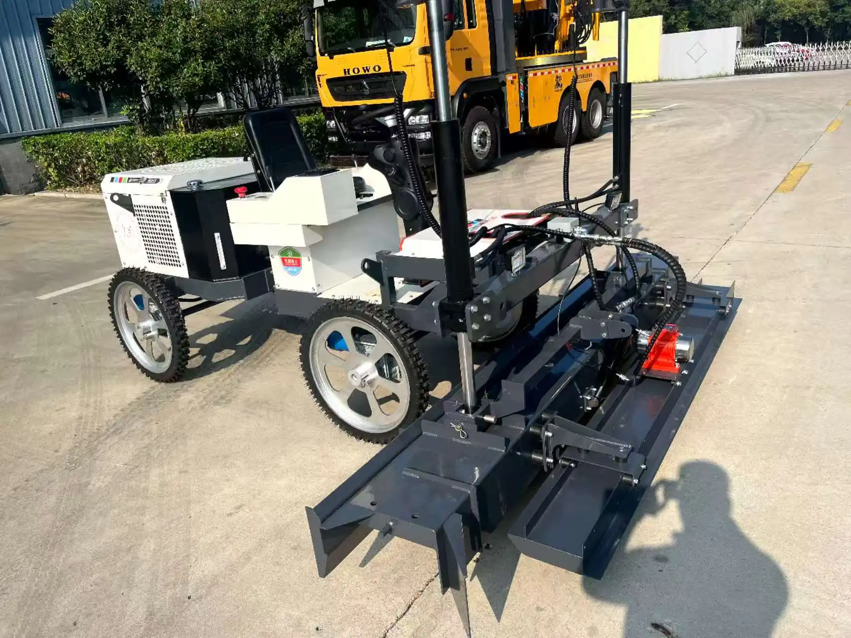 Engine-Powered Concrete Floor Leveling Machine Screeding Tools Finishing Screed Plaster Trowel Construction Site Paving