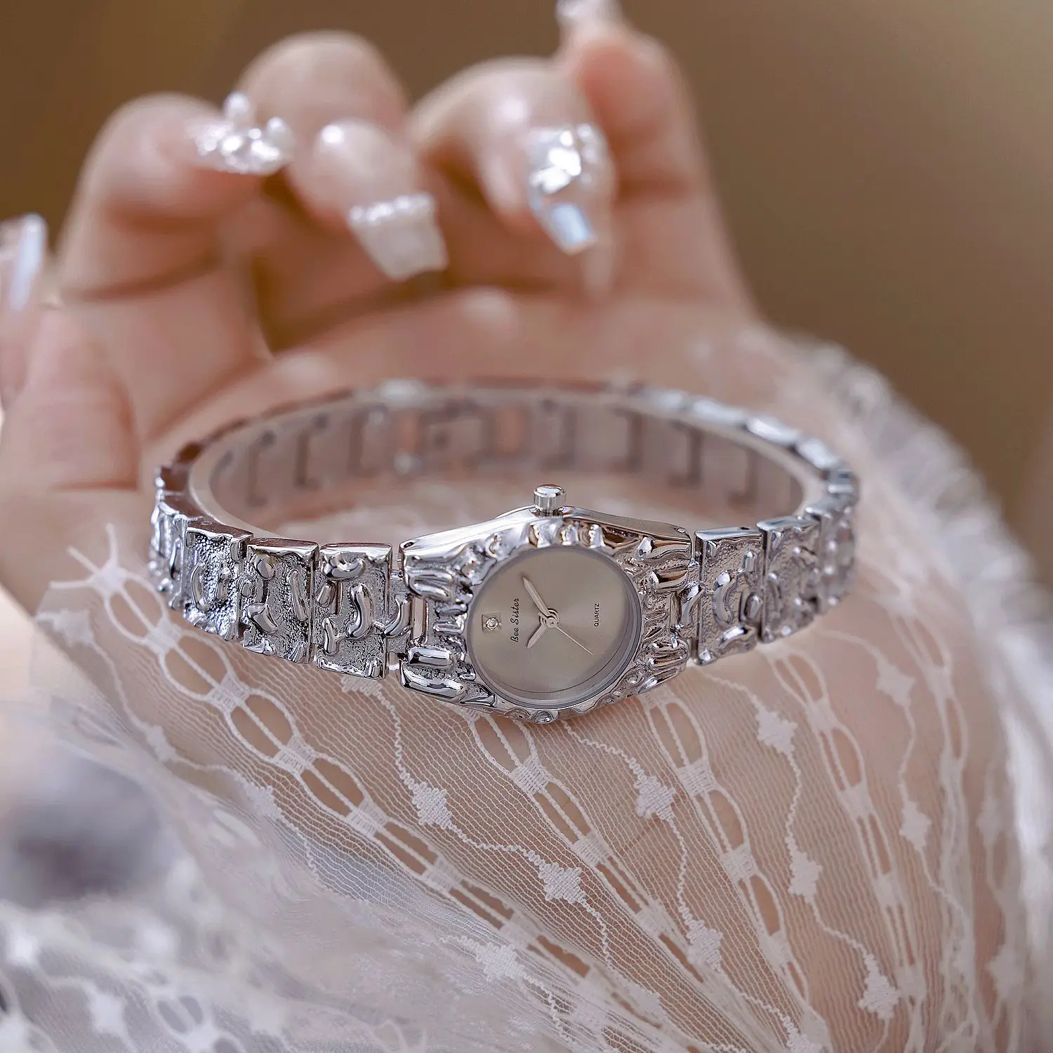 Elegant women's watch, gorgeous and exquisite lava bracelet watch with a classic vintage feel, high-quality luxury watch.