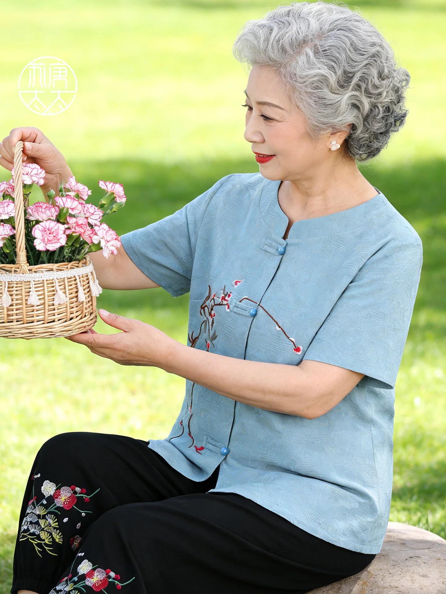 

Летний модный комплект из хлопка и льна для пожилых женщин: свободная рубашка с коротким рукавом и вышивкой, круглый вырез, и брюки.