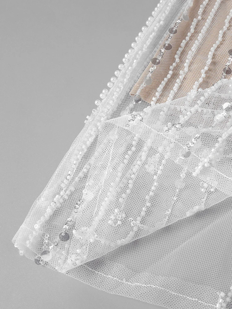 Abito a sirena con cinturino incrociato e cristalli scintillanti VC in rete trasparente con abito con dettagli ritagliati