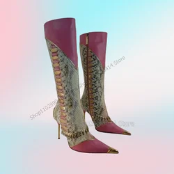 Botas puntiagudas con estampado de piel de serpiente Para mujer, Zapatos de tacón alto fino con cremallera lateral, con cadena decorativa, color rosa y rojo, a la moda, 2023