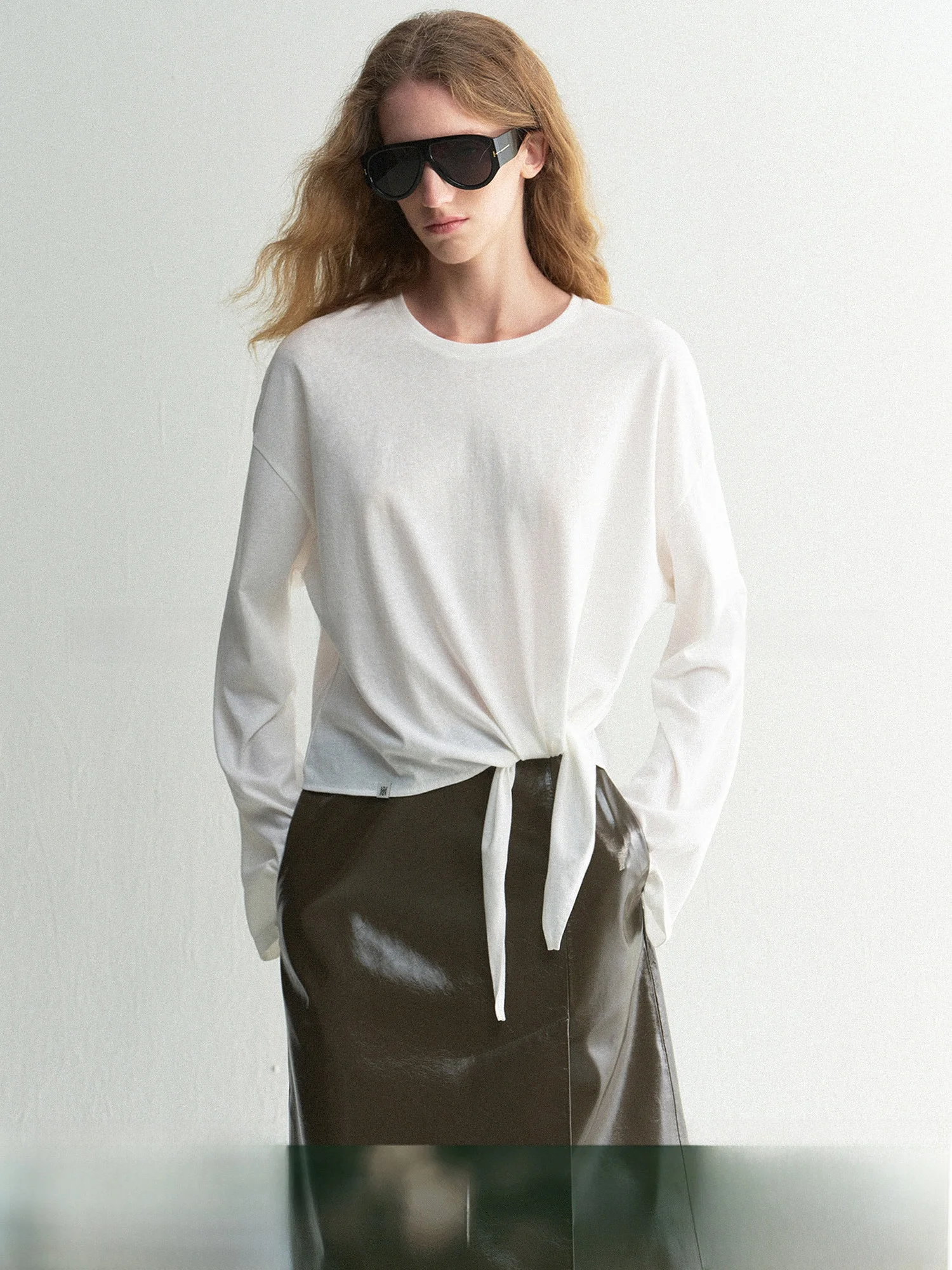 

Женский модный топ Mogas: повседневная футболка с длинным рукавом из смесового хлопка и полиэстера, круглый вырез, асимметричный разрез, узелковый дизайн