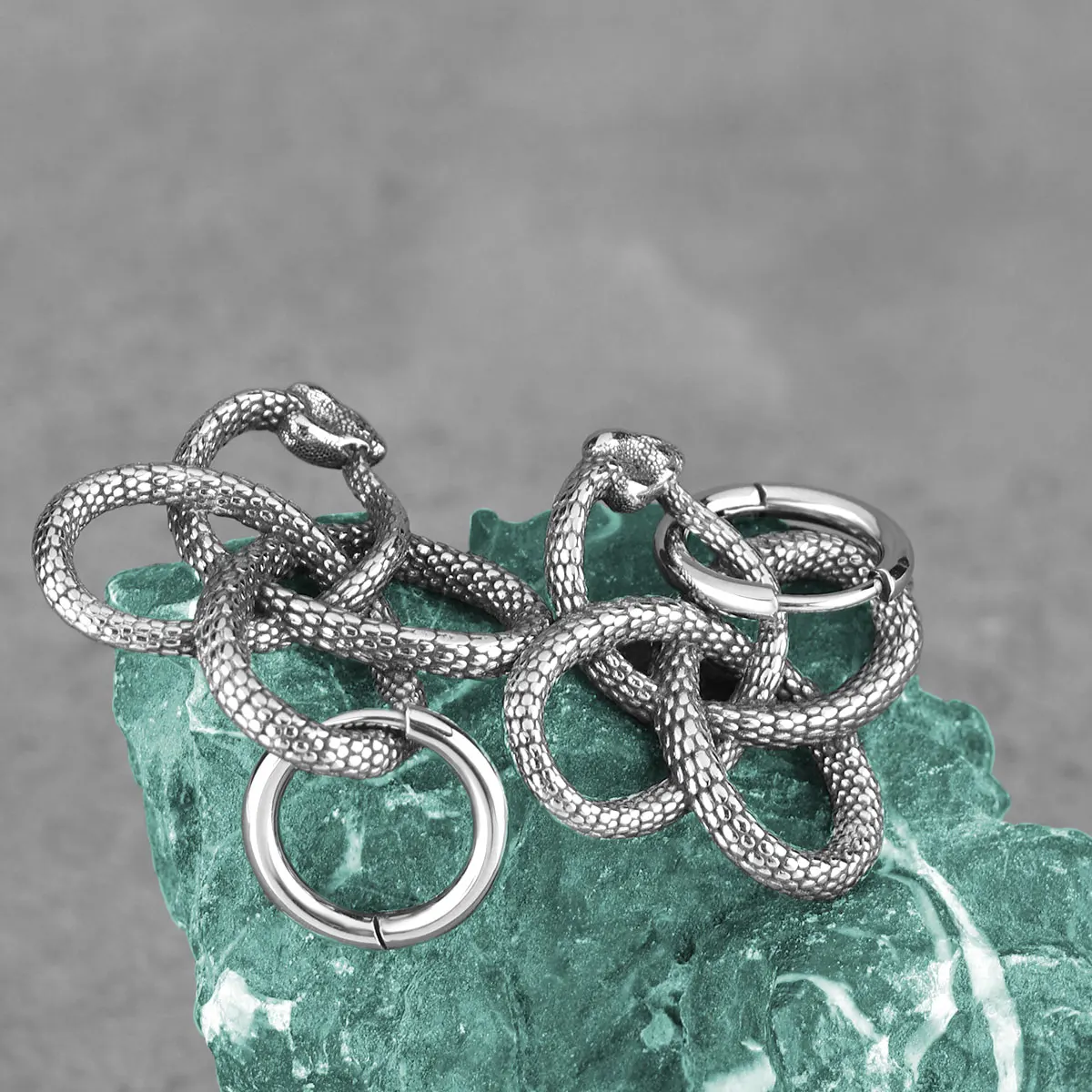 

Vintage Twisted Snake Fashion Pierced Earrings Stainless Steel Men Rock Hip Hop Biker Boys Girls Accessories Glamour Jewelry