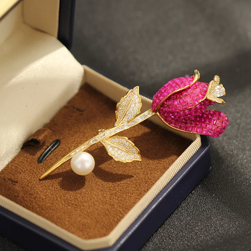 

High end Luxury Two-color Crystal Rose Brooch Elegant Temperament Natural Freshwater Pearl Bouquet Women's Accessory Pin