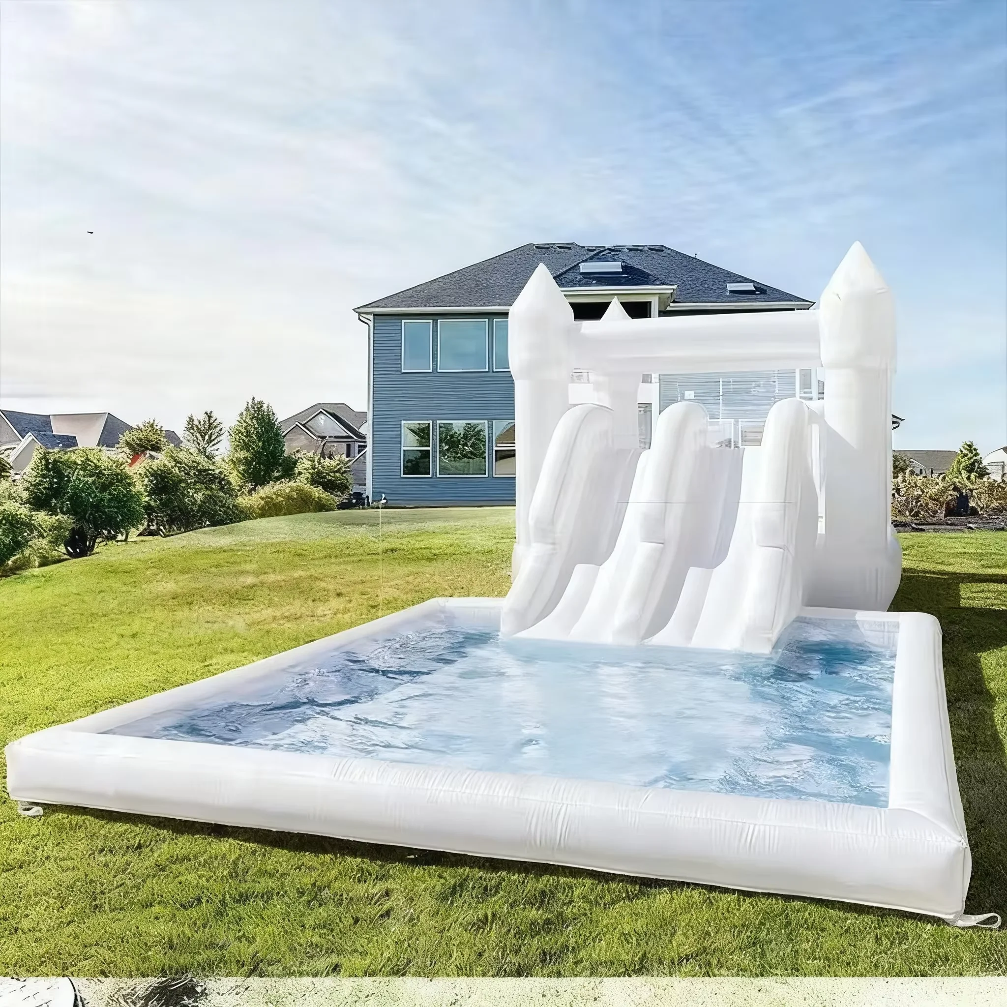 Commerciële witte opblaasbare bruiloftskasteel springkasteel voor evenementen- en feestverhuur in de achtertuin of buiten.