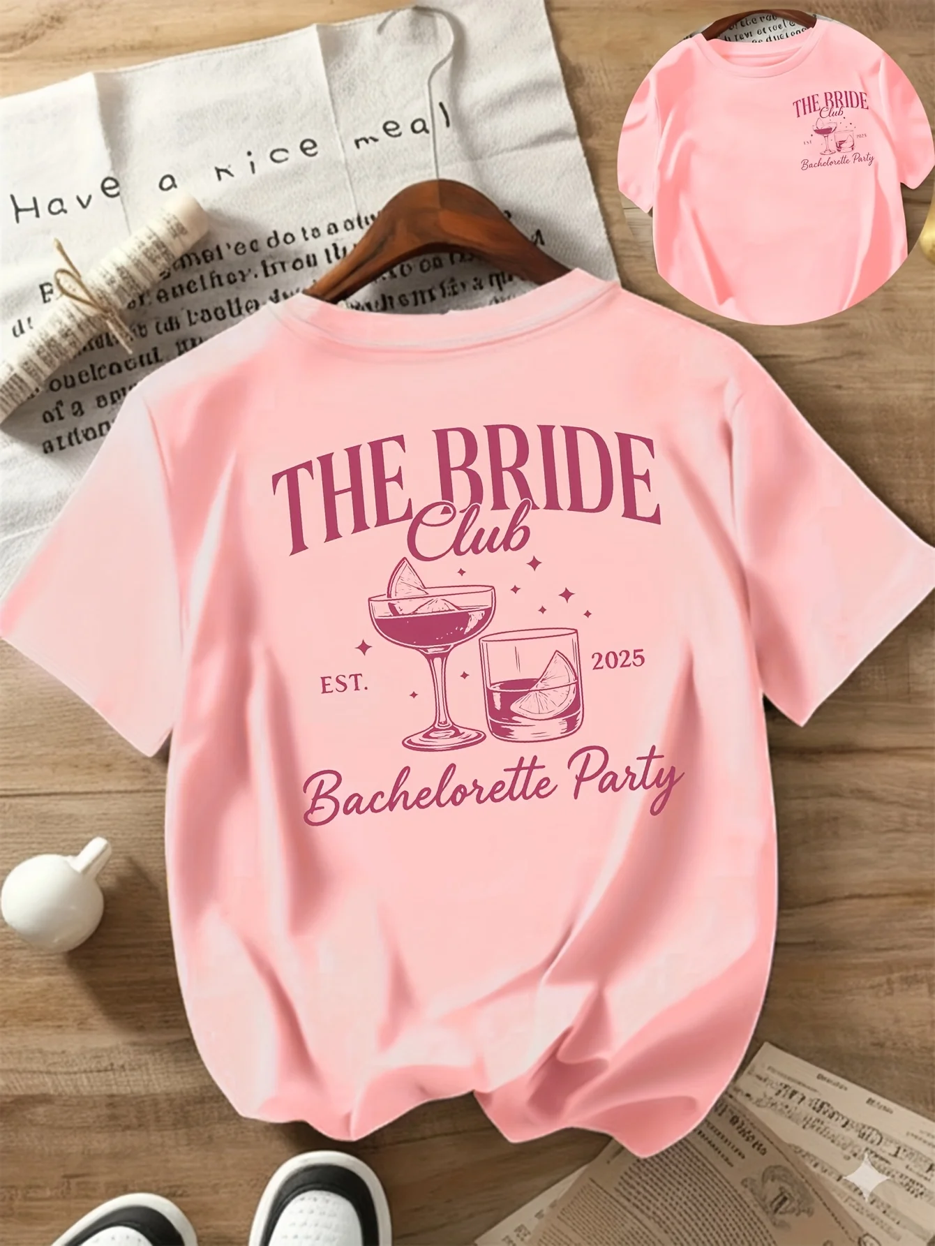 Dames "The Bride Club" grafisch T-shirt wit met roze letters wijnglas ontwerp perfect voor lente zomer bruiloftsgasten