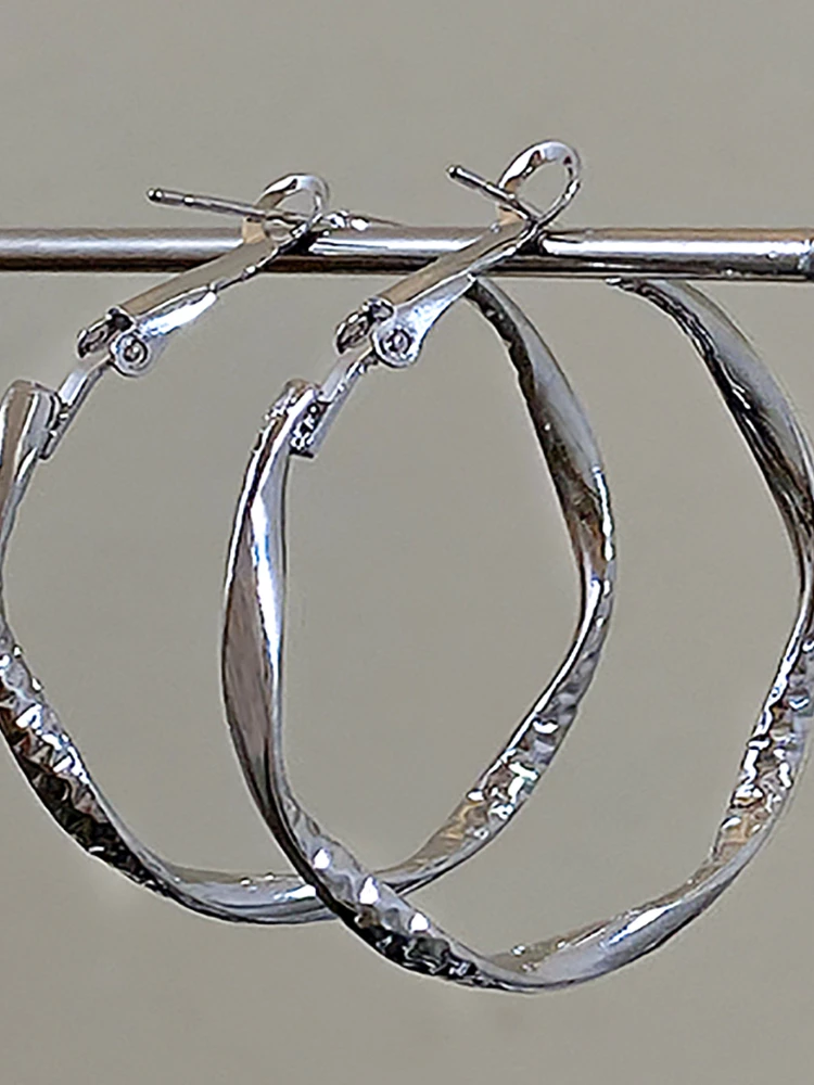 زوج واحد من الأقراط الدائرية الكبيرة الفضية البسيطة، أقراط نسائية صيفية لقضاء العطلات وموسم التخرج وحفلات الزفاف لوصيفة العروس