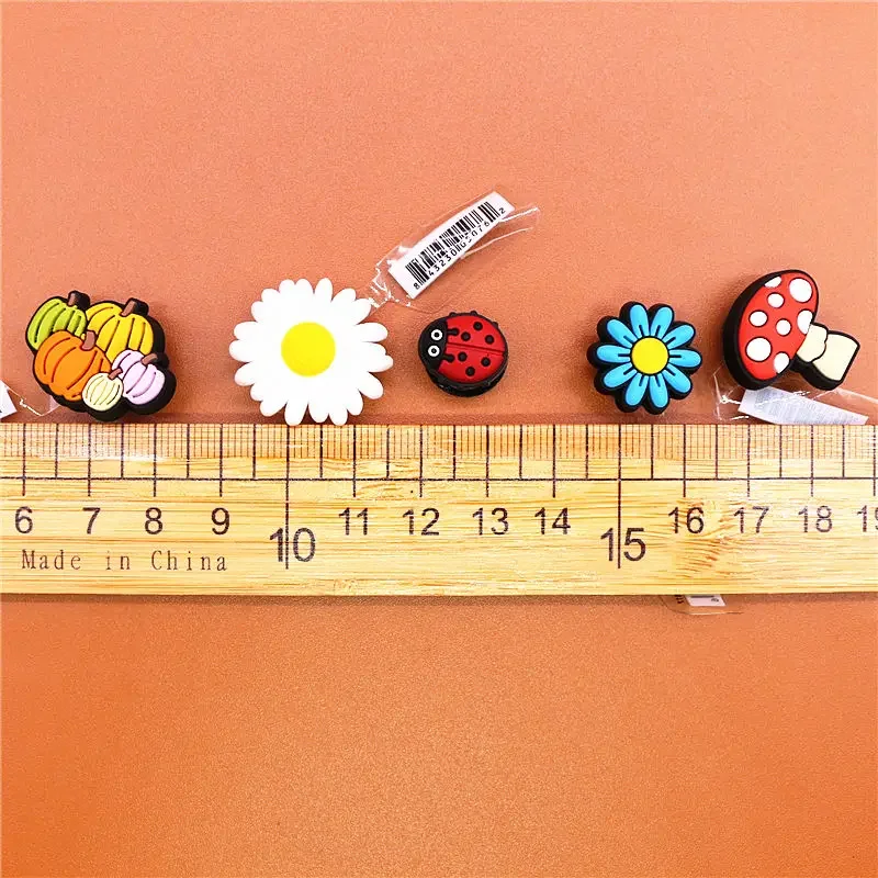 Dropshipping 1pc Cute Pumpkin Mushroom PVC Shoe Charms Daisy Accessories Bee Ladybug Flowers Decorations fit Bracelet Kids Gifts