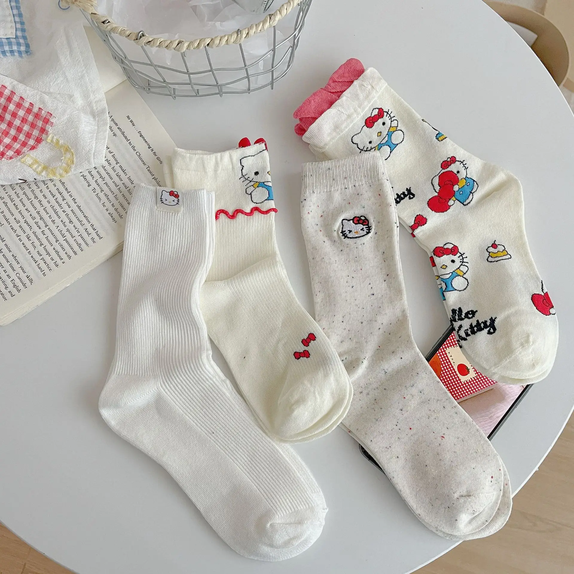 4 pares de calcetines largos informales y versátiles con etiqueta de tela/bordado/hilo punteado/letras de la serie Sanrio Sweet Cartoon Hello Kitty para mujer