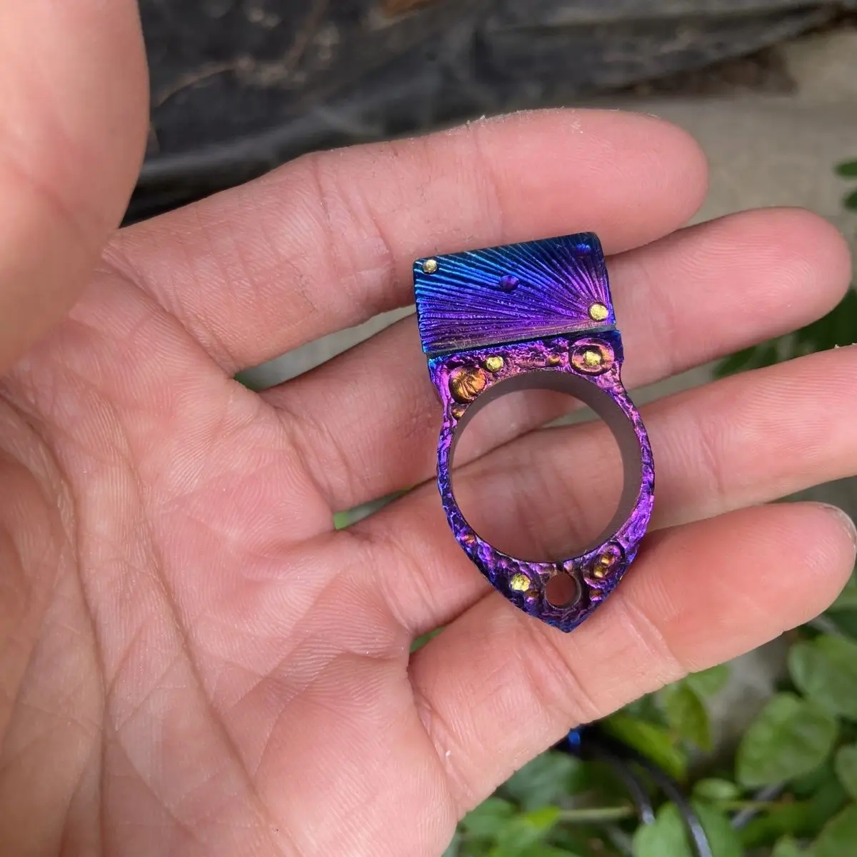 Outdoor Portable EDC Flat Leather Strap Special Dragon Tooth Concealed Buckle Titanium Alloy Frameless Ring Slingshot Tool