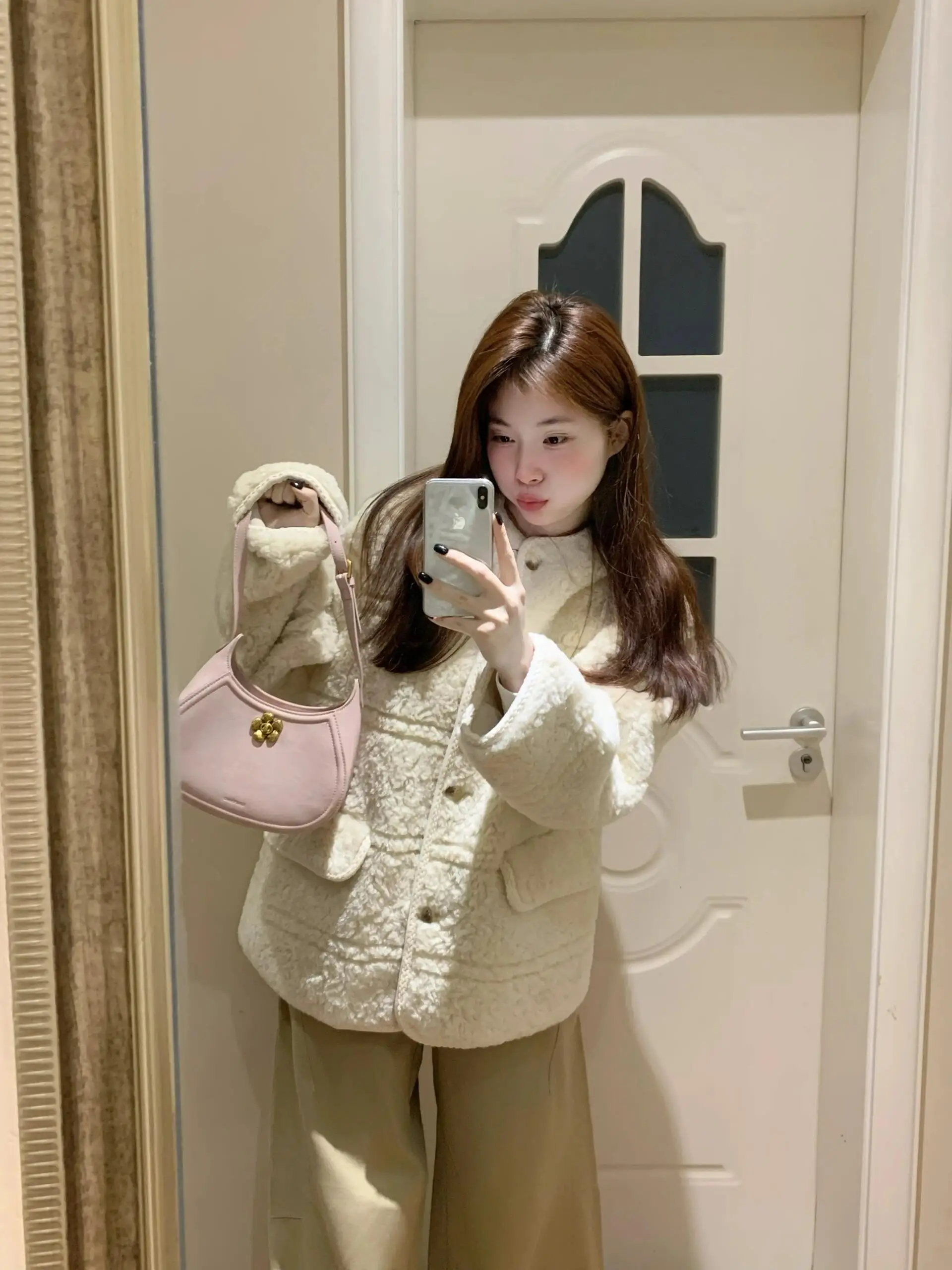 

Зимняя новинка: женская куртка-пуховик с капюшоном из овечьего меха, корейский стиль, белая, из искусственной кожи, экологичная, хлопковая одежда