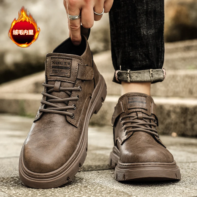 أحذية جلدية صفراء كبيرة للزوجين: أحذية رجالية جديدة لخريف وشتاء 2025، أحذية قصيرة على الطراز البريطاني، نعل سميك عالي الجودة