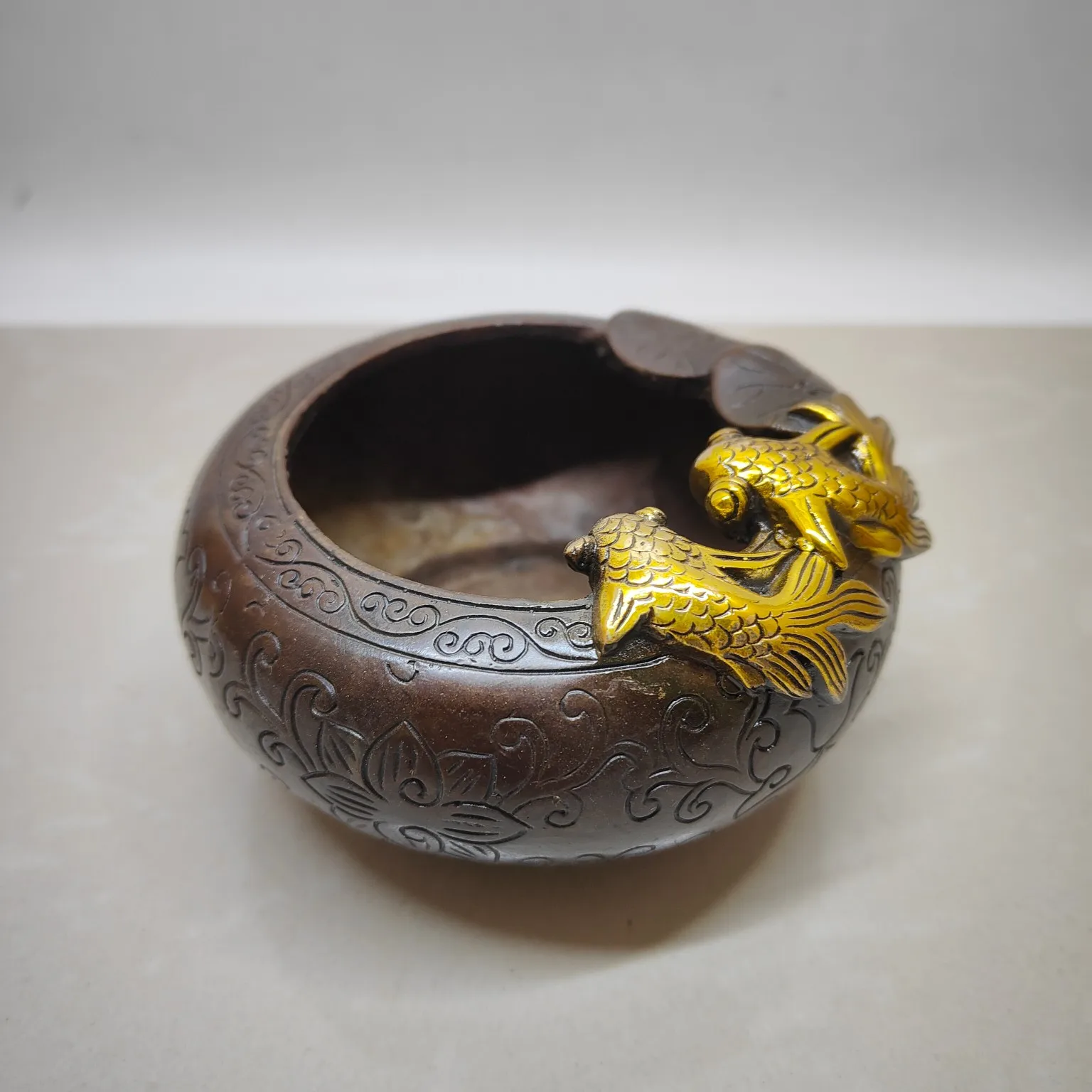 

Маленькая двойная шайба для ручки в форме рыбы из латуни, имитация фиолетовой меди, позолоченная с антикварным мастерством. Бесплатная доставка.