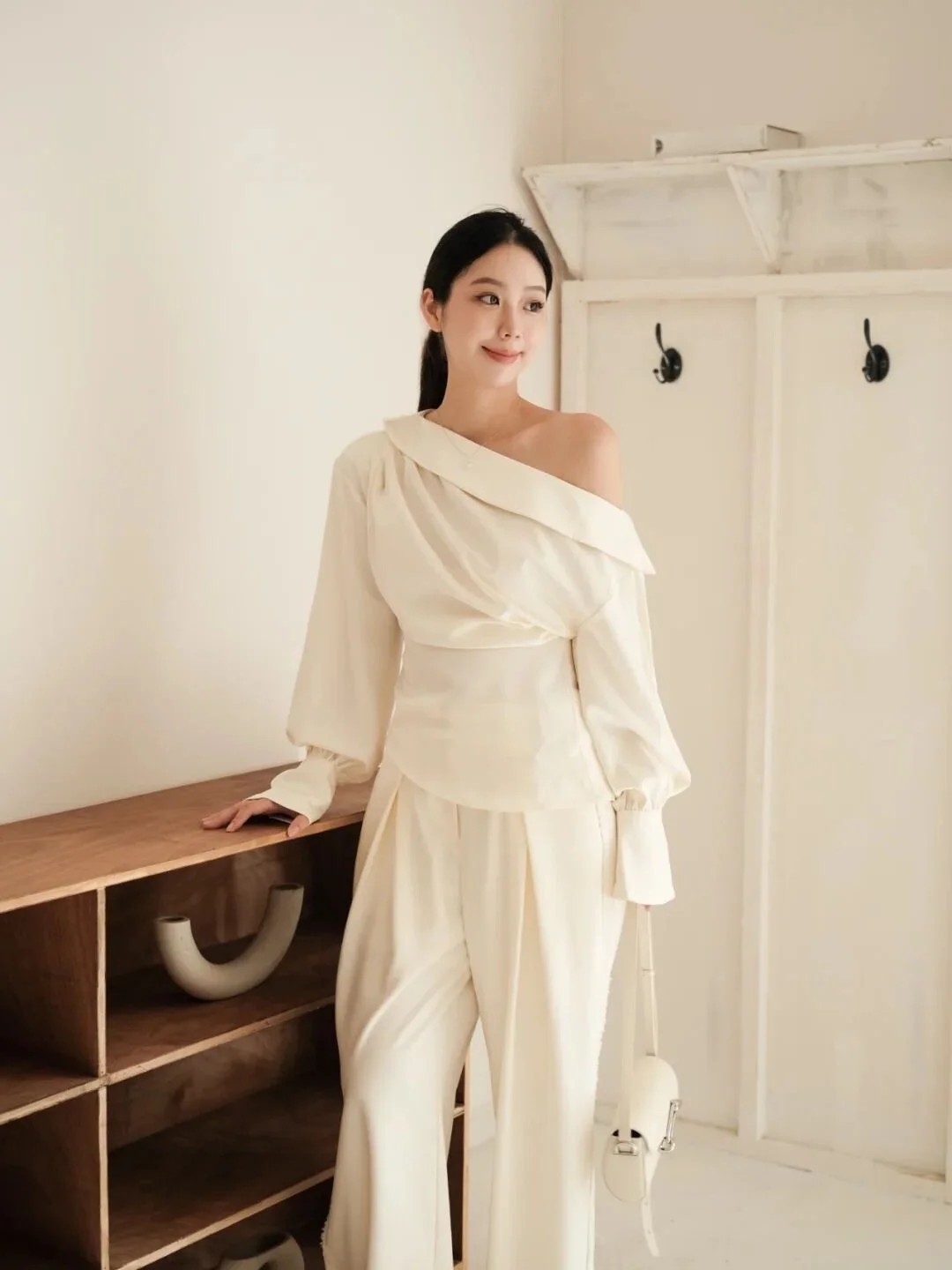 

Элегантная белая женская блузка с длинным рукавом на одно плечо, приталенная, универсальная, для повседневной носки, из полиэстера