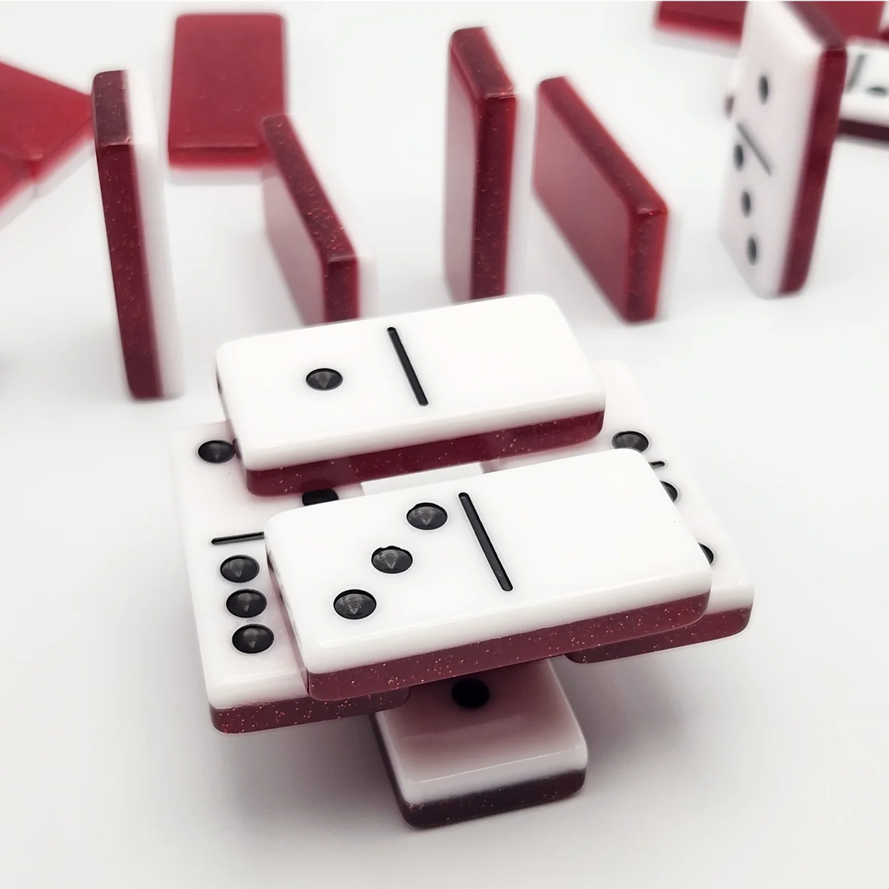 Ensemble de dominos durable double couche de 28 pièces avec devant noir et blanc et paillettes intégrées sur le dos, pratique et esthétiquement agréable, l'accessoire parfait pour les soirées de jeux en famille