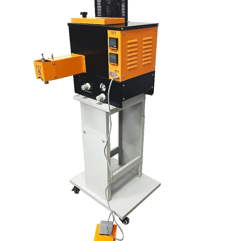 Compact, portable, easy-to-move double-head hot melt adhesive sprayer for sports shoes