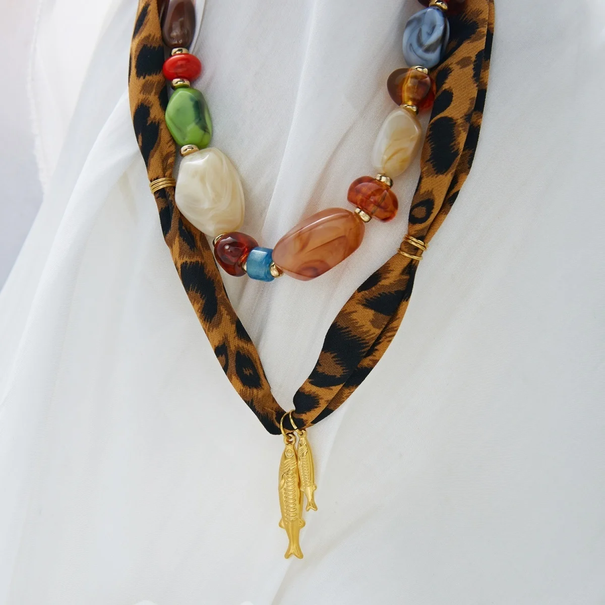 Leopardenmuster-Schalband-Halskette mit Acrylperlen und Edelstahl-Fischanhänger für Damen, Maillard Unregelmäßiger Perlen-Choker-Schmuck – Detail 24