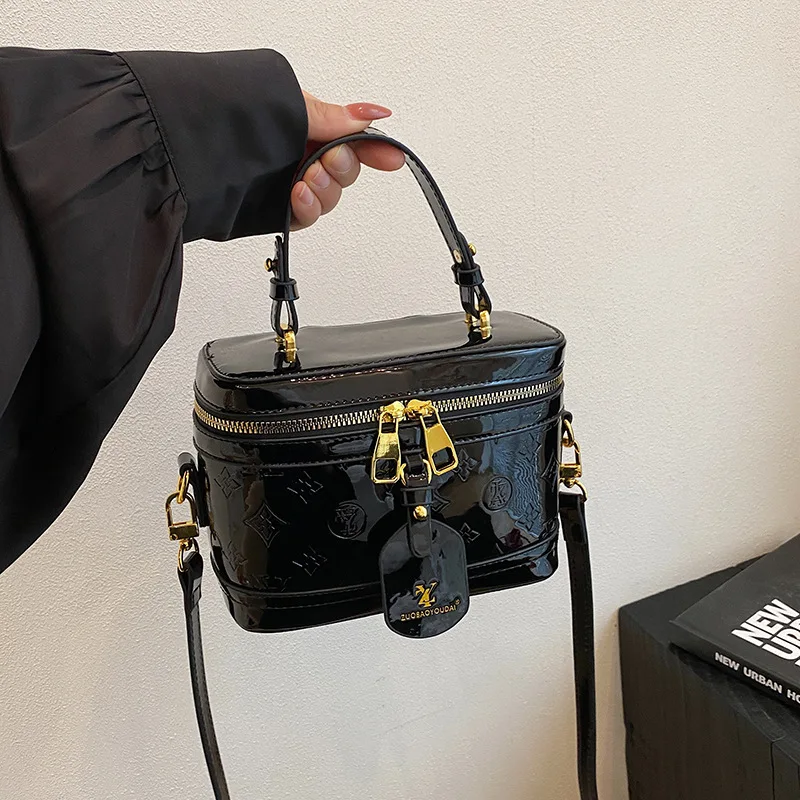 2025 Nuova borsa tote da donna con lettera in rilievo, borsa a tracolla chic con tracolla regolabile, borsa a tracolla solida e versatile per lavoro e appuntamenti