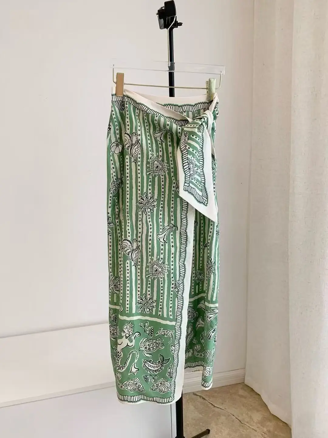 Damski letni zestaw: wysokiej jakości bawełniana koszulka z zielonym nadrukiem + sukienka z wiązaniem na szyi i spódnicą typu wrap, dwuczęściowy komplet.