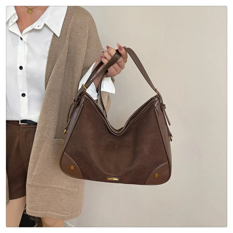Bolsa mensageiro feminina feita de couro sintético, casual, milan, sofisticada, espaçosa, macia, aparência diária ​