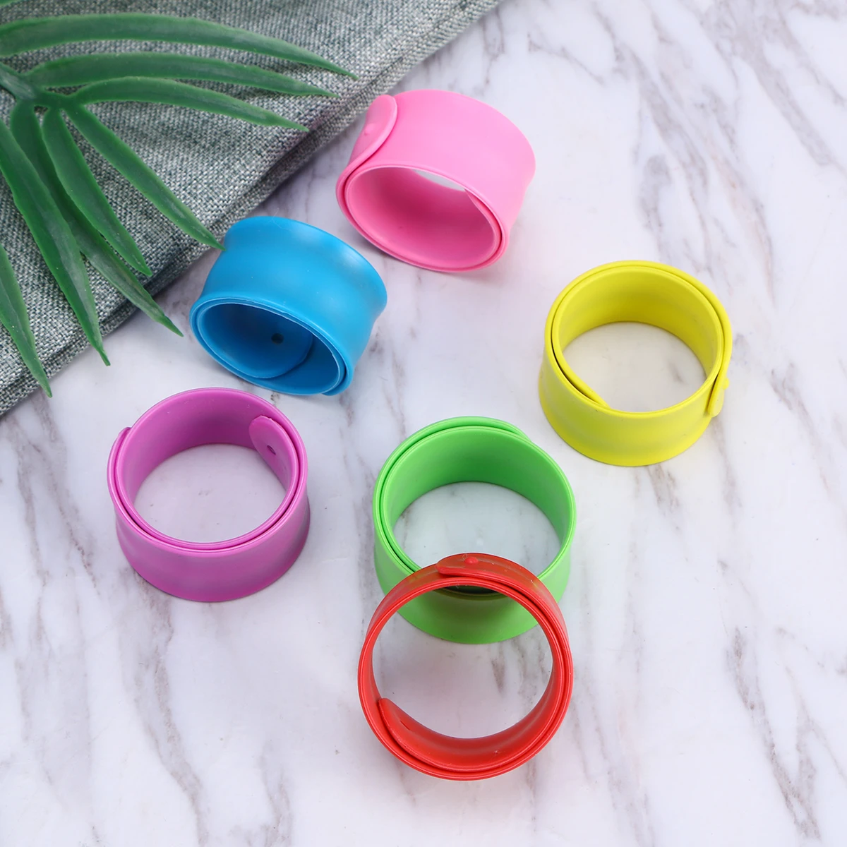 24 pçs 6 cores tapa pulseiras para crianças arco-íris silicone cor pulseira eco amigável elástico moda festa favores