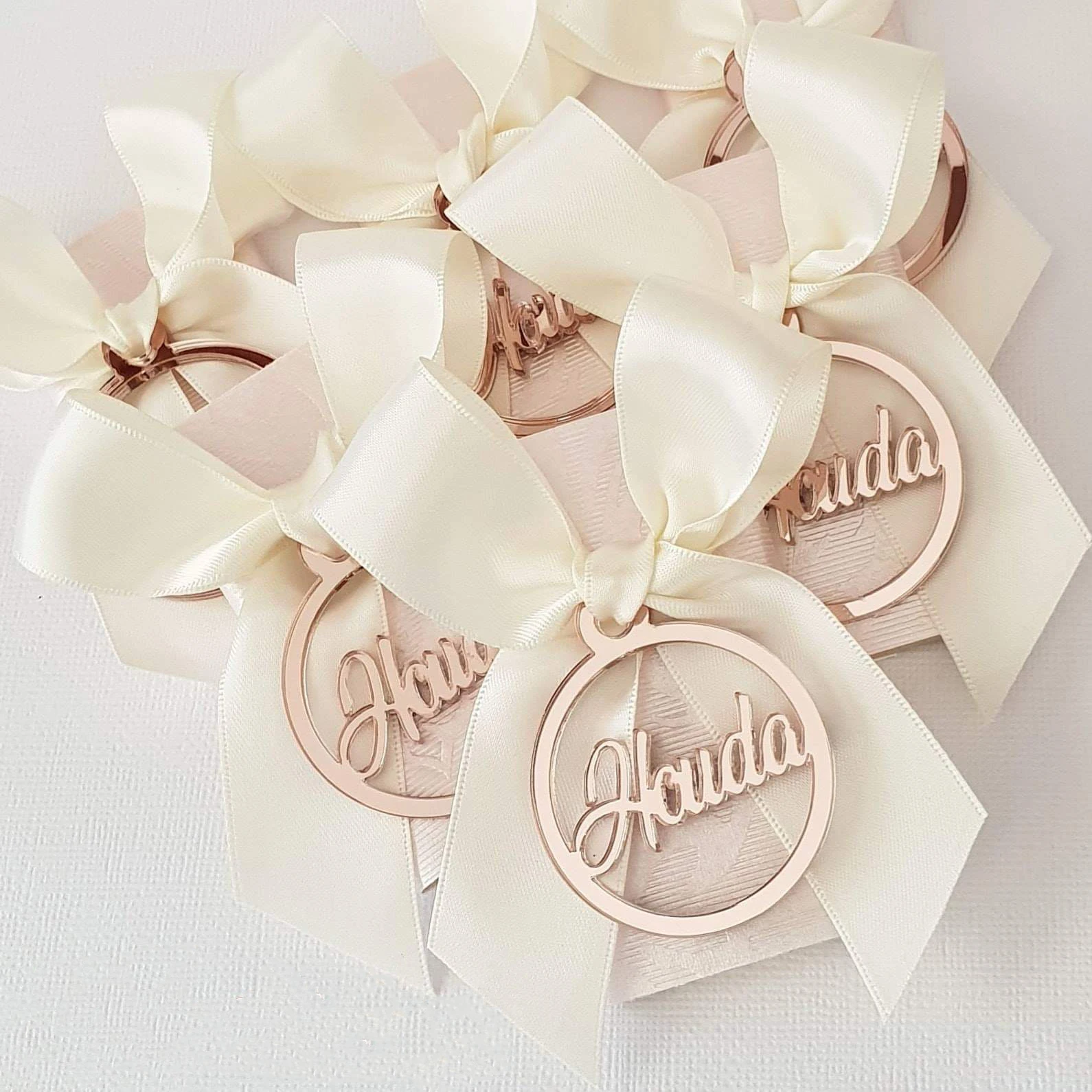 

100 * Customized Baptism Birthday Circle Tags Bags Favor Personalized Laser Cut Name Round Decor For Wedding (no box, no ribbon)