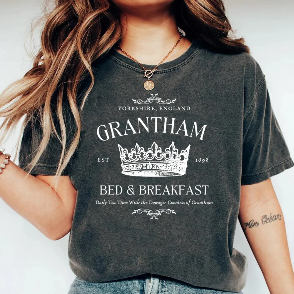 Grantham Bed & Breakfast Shirt Spill The Tea Downton Abbey TV Show T-shirt Violet Crawley Maggie Smith Tees Short Sleeve Tshirt