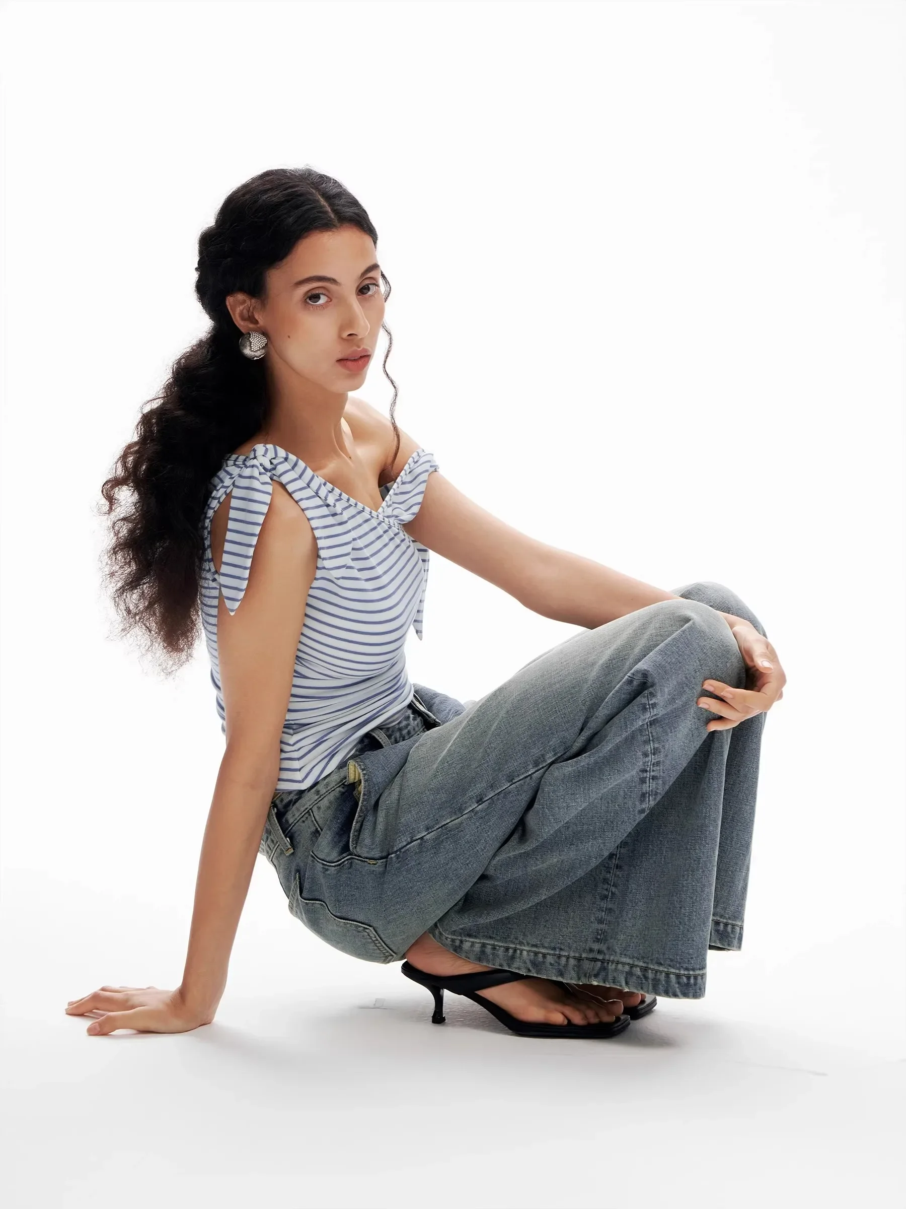 

Необычный топ в синюю полоску, женский летний дизайн с галстуком-бабочкой на плечах, шикарная плиссированная облегающая футболка