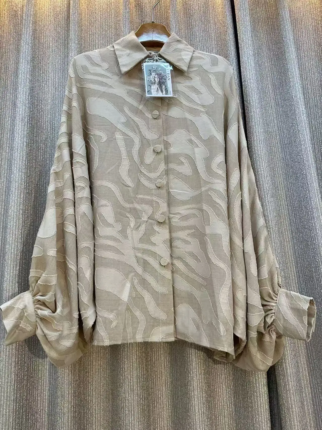 

Мода 2025 года, лето, новые женские блузки с принтом, уличная повседневная рубашка в европейском стиле для вечеринок, солнцезащитный крем, рубашка с длинными рукавами, топ