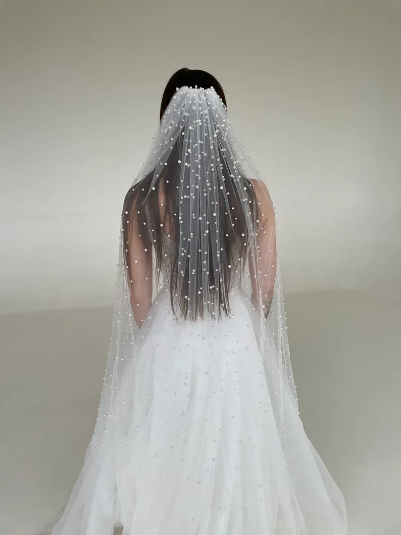 

Bridal Veil with Beautiful Pearls of Different Sizes for Weddings