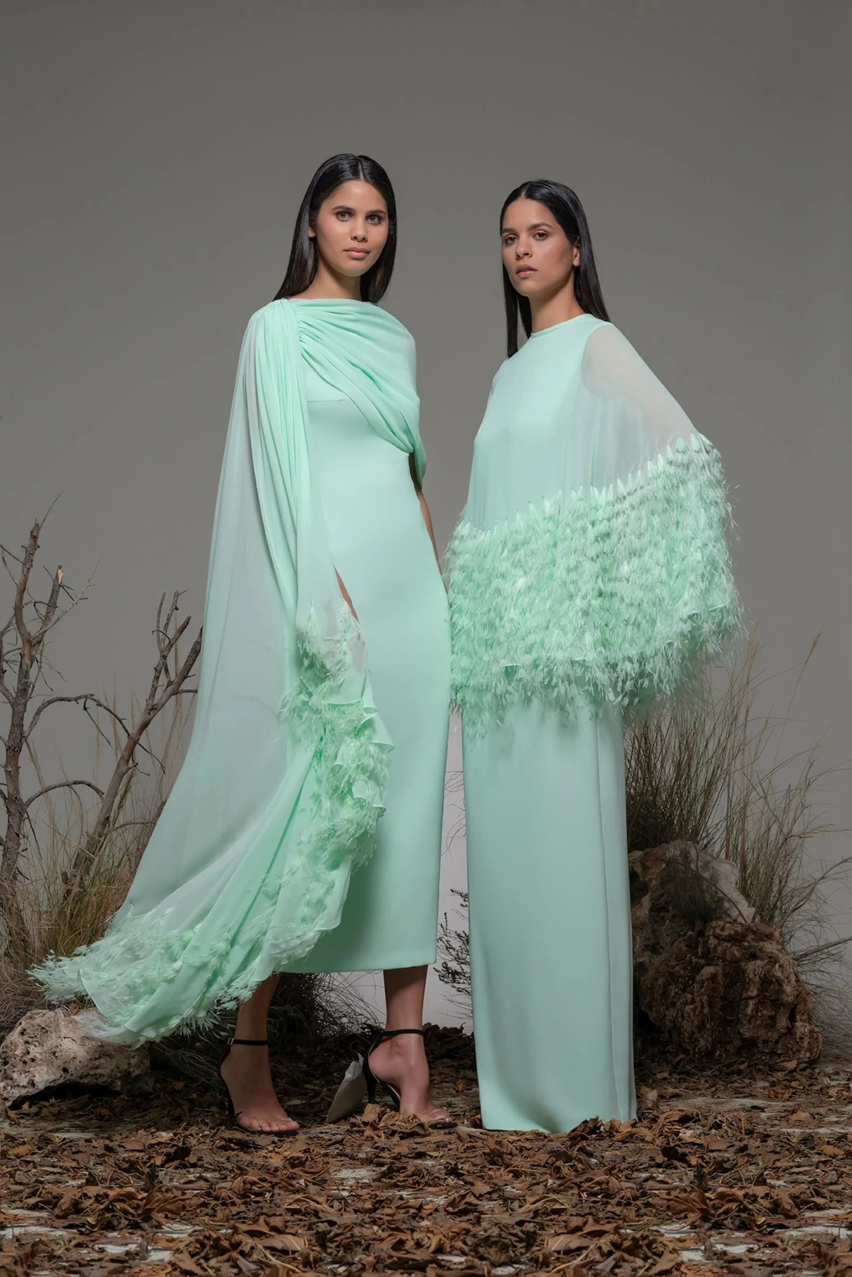 Damen-Abendkleid mit O-Ausschnitt und kurzem Schal, gerades Jersey-Kleid in Bodenlänge mit Federn, maßgeschneidertes Partykleid