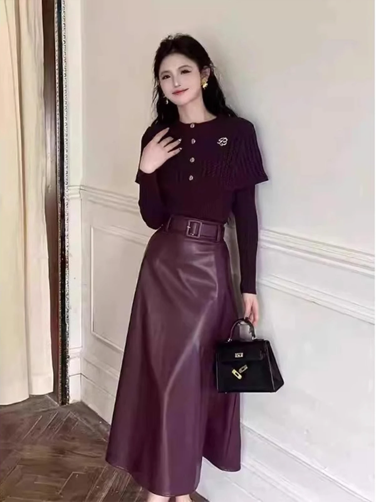 

Осенне-зимний модный комплект: фиолетовый свитер и кожаная юбка. Женский облегающий повседневный комплект: юбка средней длины и вязаный свитер с длинными рукавами.